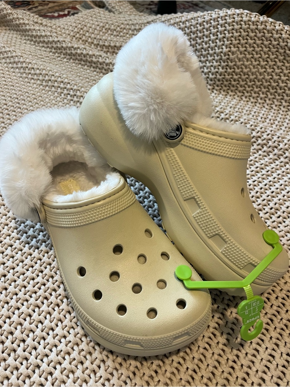 New Crocs Platform Fuzzy Lined Clog Size 7 Bone Fuzz Slide Slipper